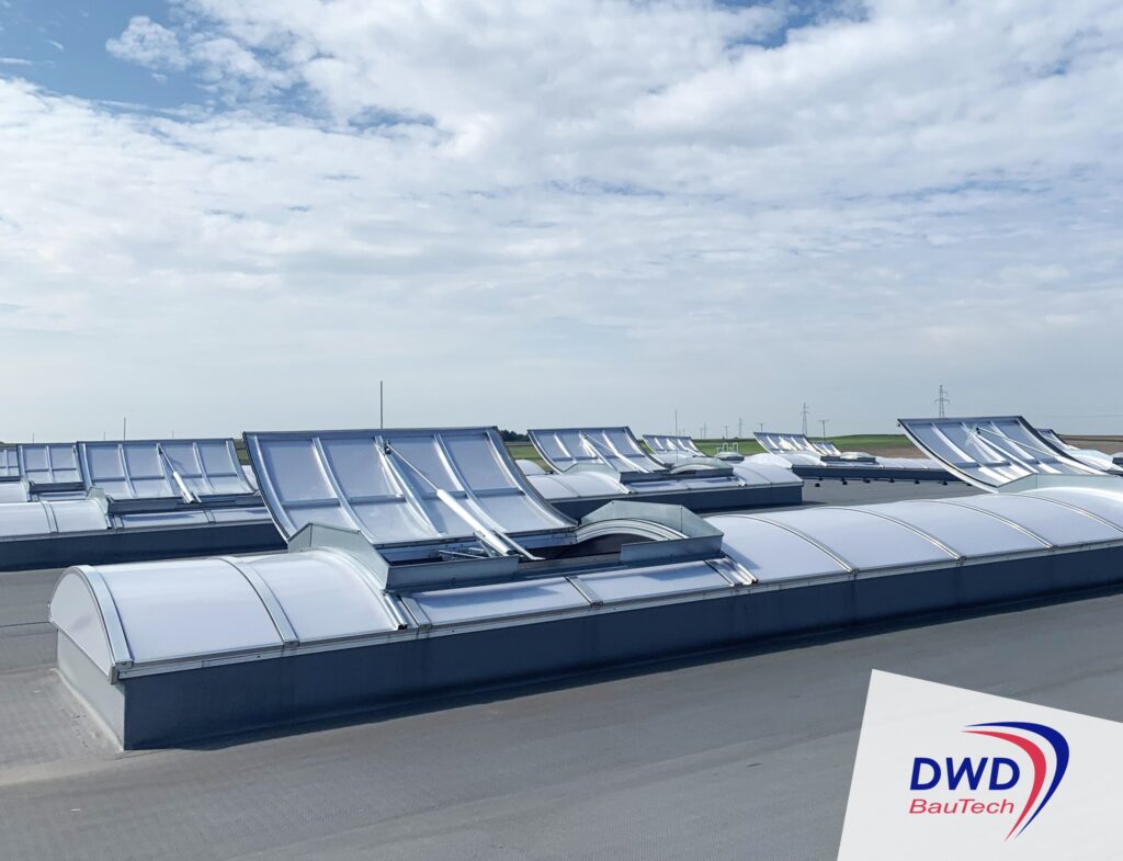 Klapy dymowe zamontowane na hali przemysłowej