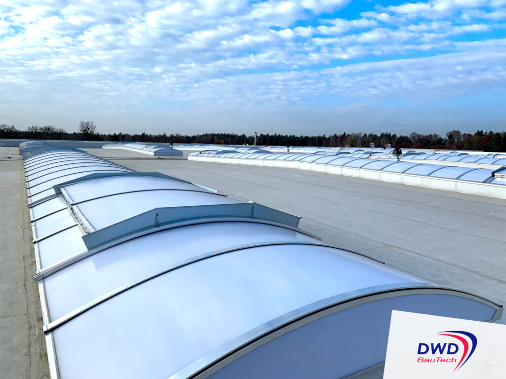 Klapy dymowe zamontowane na hali przemysłowej.