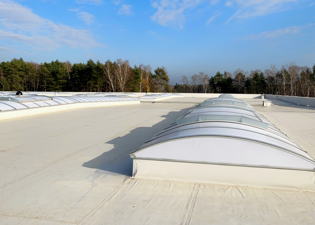 Świetliki dachowe na hali z klapami dymnymi