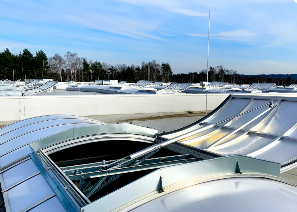 Świetliki dachowe z oknem przewietrzającym