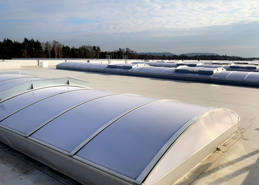 Świetlik dachowy z klapą dymną