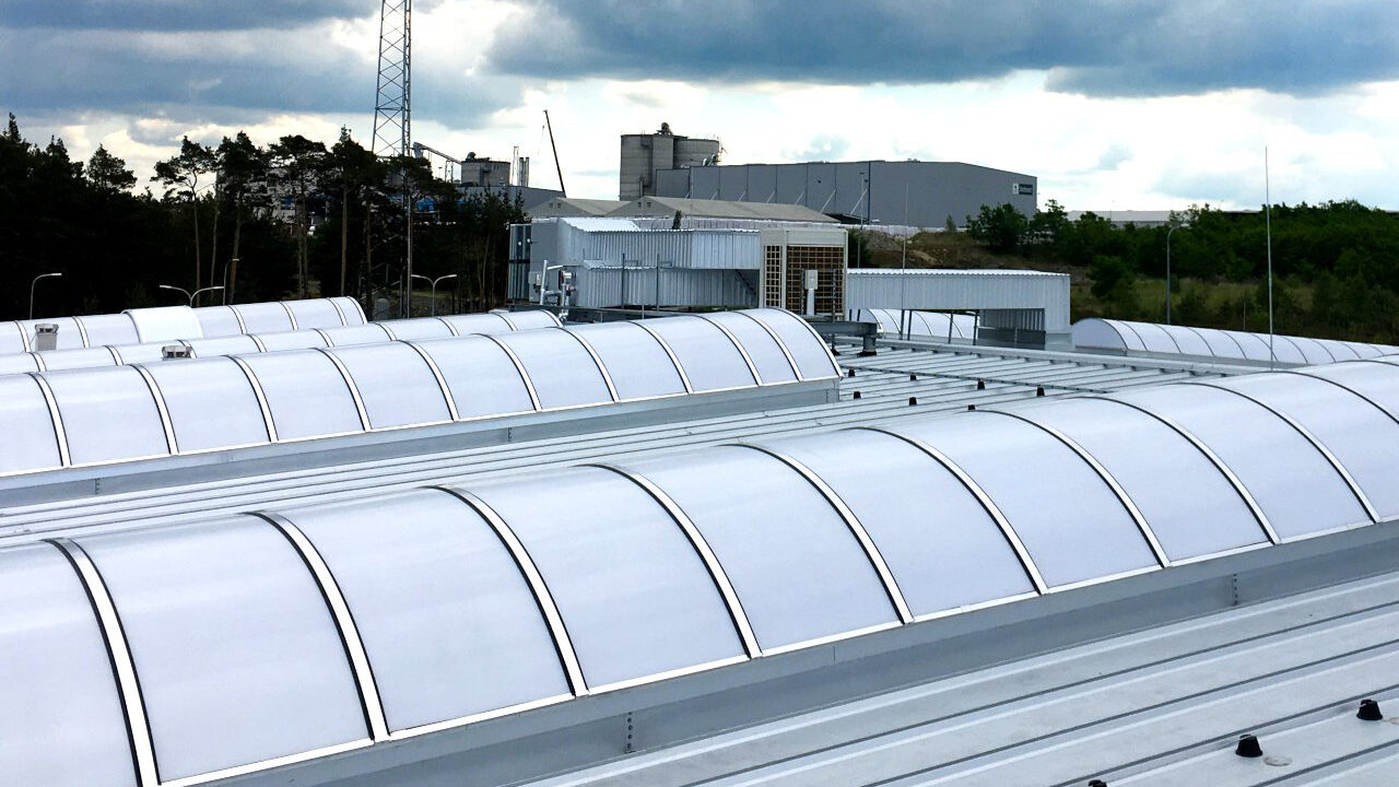 Świetlik dachowy z poliwęglanu montowany w płycie warstwowej