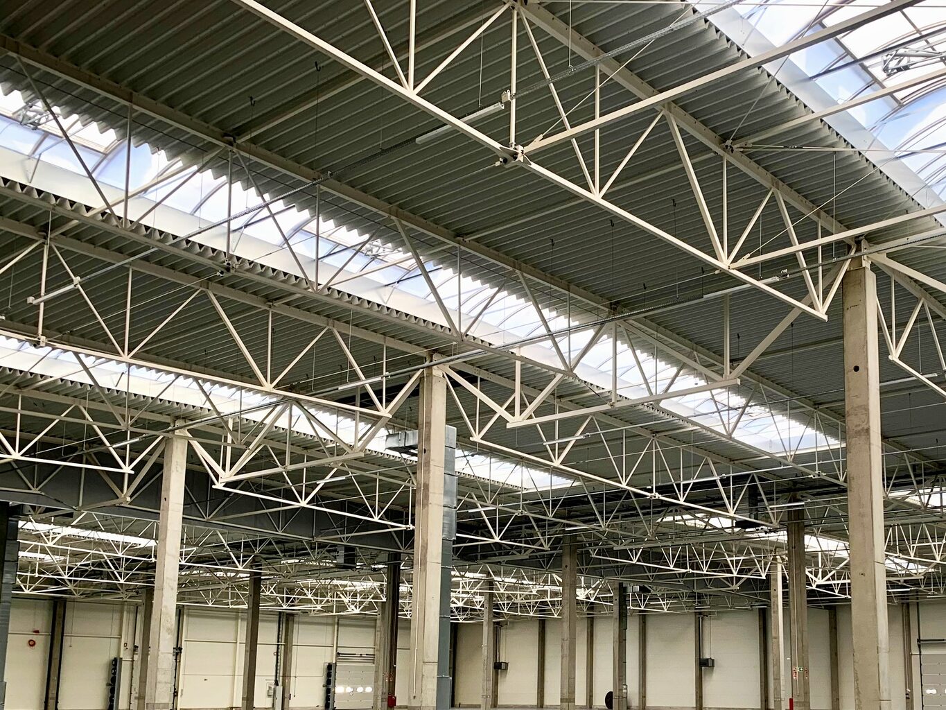 Świetliki dachowe doświetlające halę produkcyjną