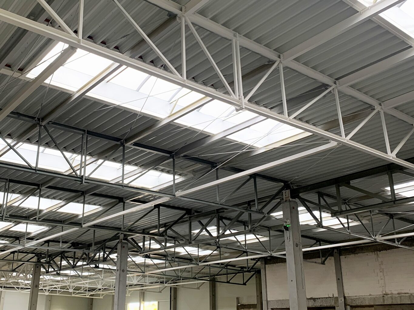 Świetlik dachowy zamontowany w dachu z blachy trapezowej