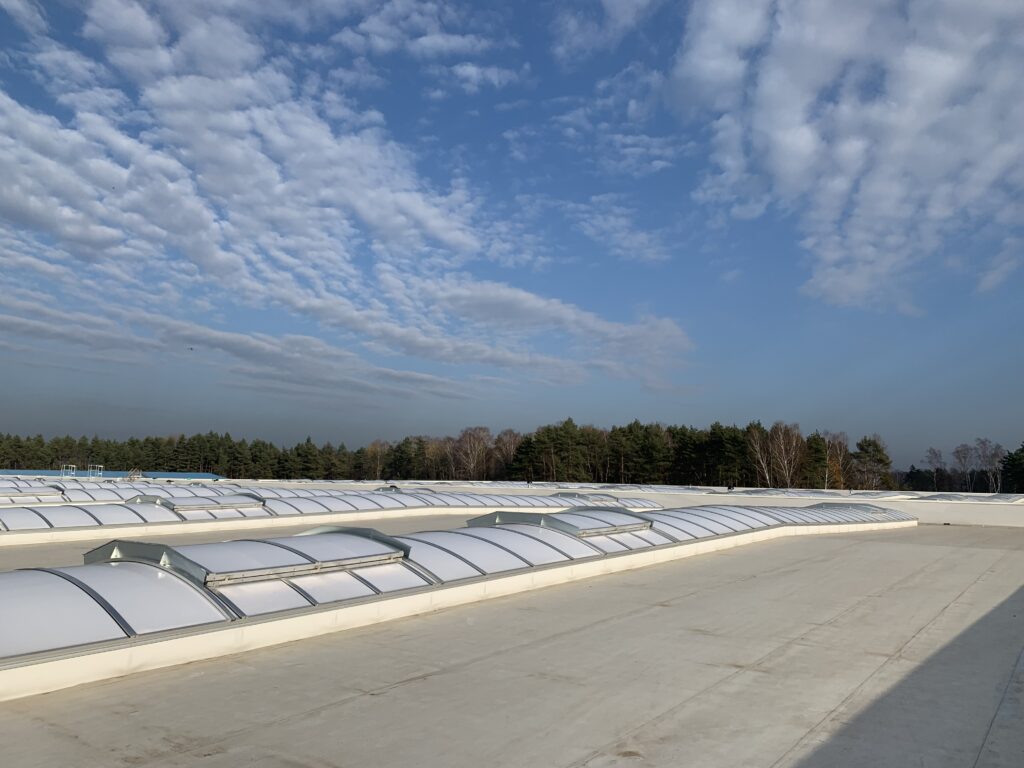 Świetliki dachowe zamontowane na dachu płaskim hali przemysłowej