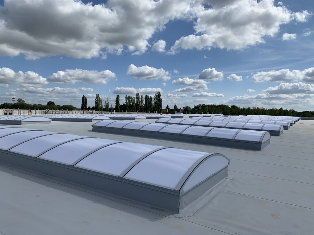 Pasma świetlne na płaskim dachu dużego obiektu