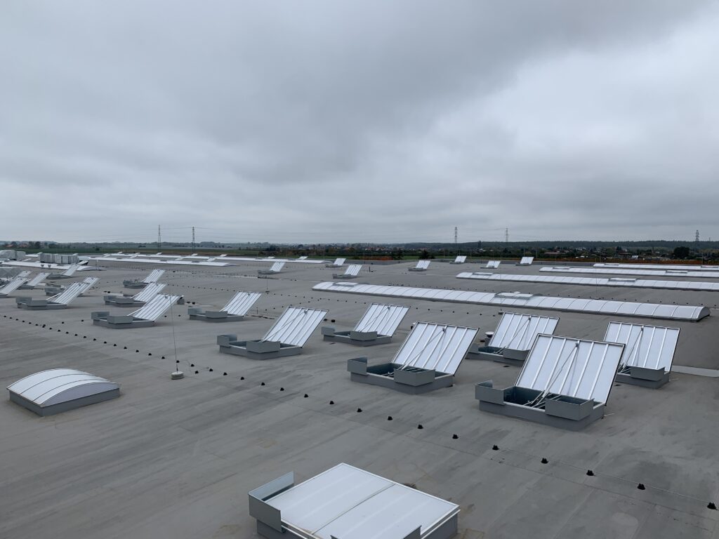 Otwarte klapy dymowe na dachu budynku podczas testu instalacji oddymiającej