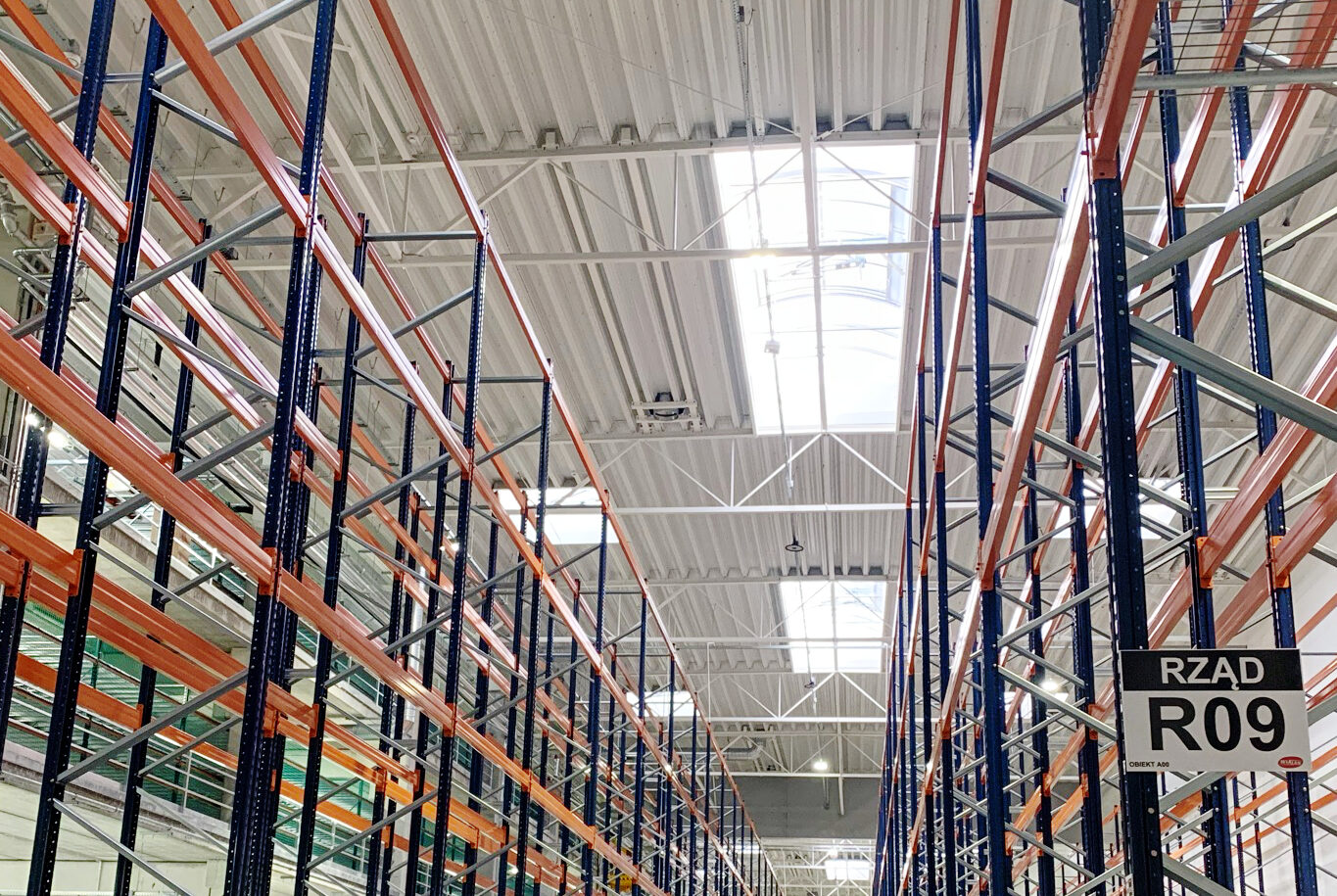 Hybrydowe świetliki dachowe z klapami dymowymi widziane z wewnątrz hali