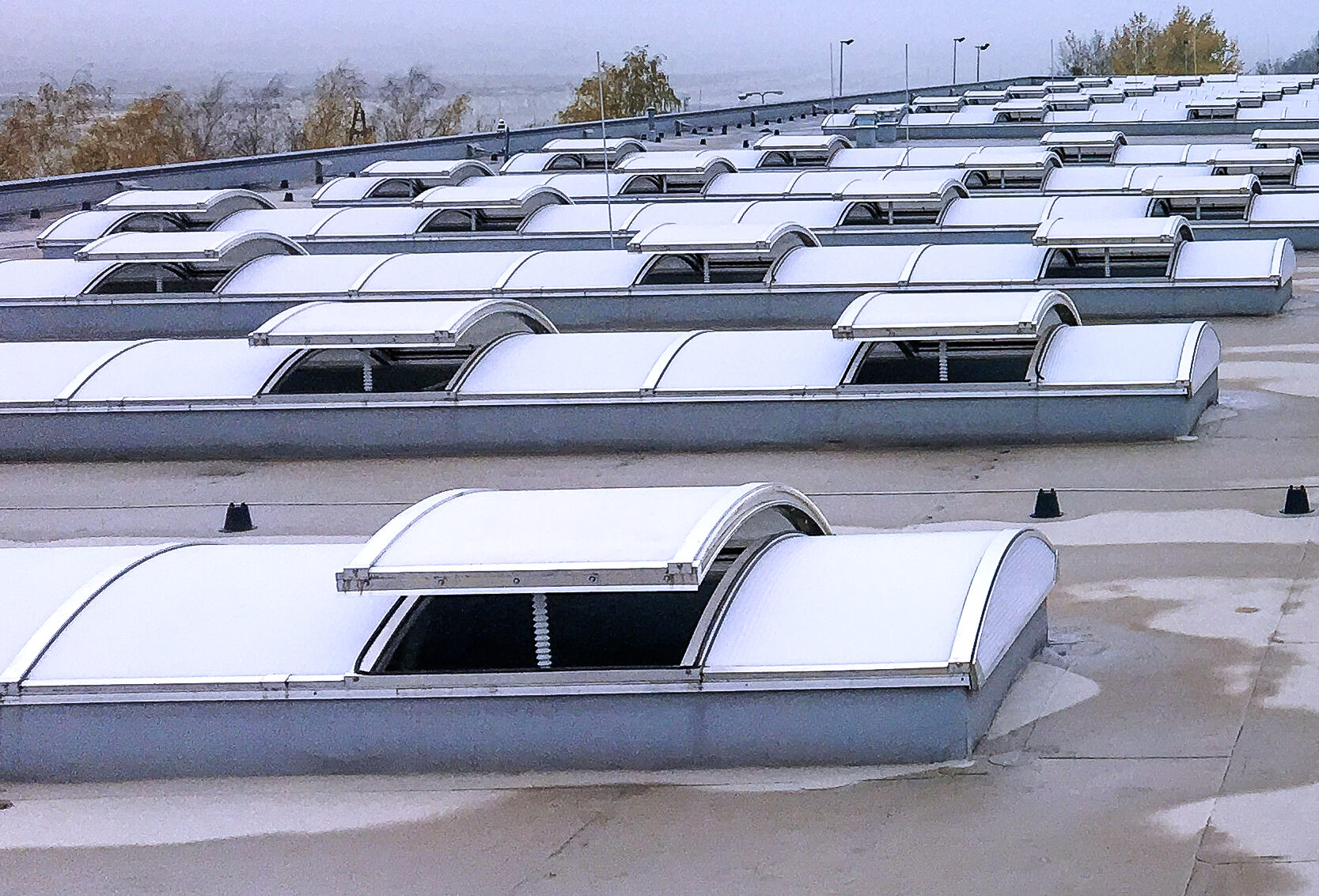 Rząd hybrydowych świetlików dachowych