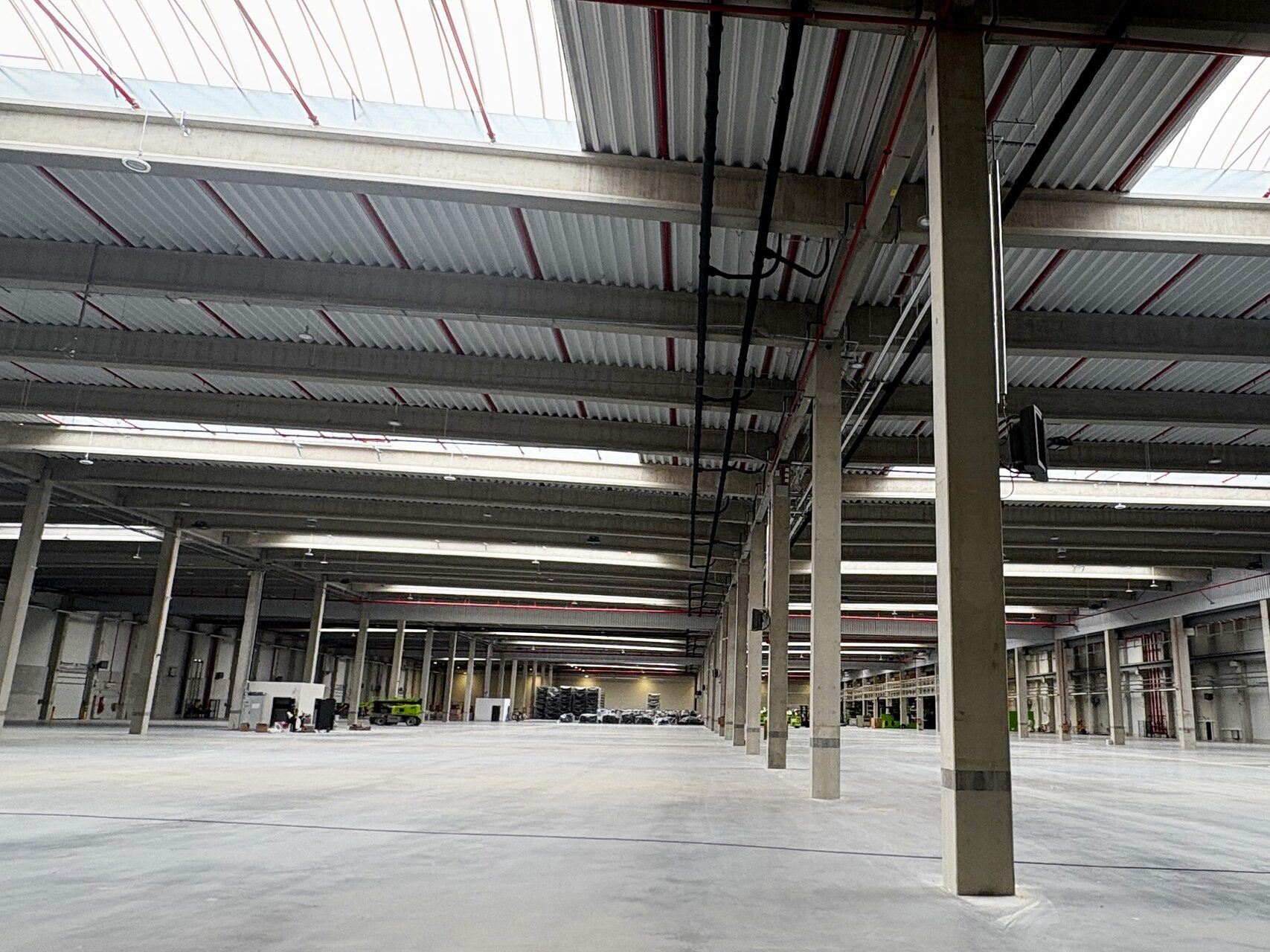 Świetliki dachowe z BREEAM widoczne od wewnątrz hali. 