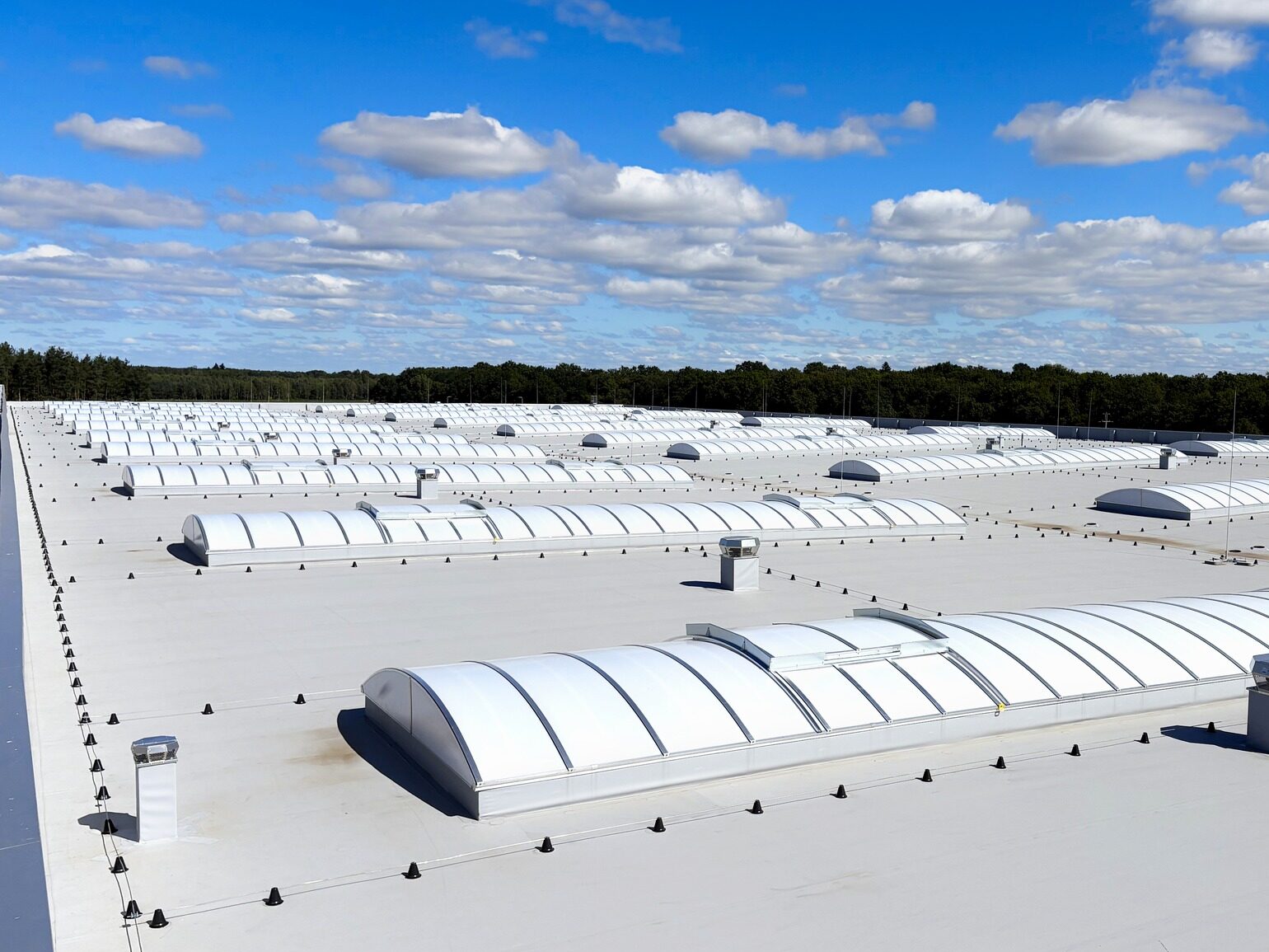 Świetliki dachowe z certyfikatem BREEAM na dachu hali magazynowej. 