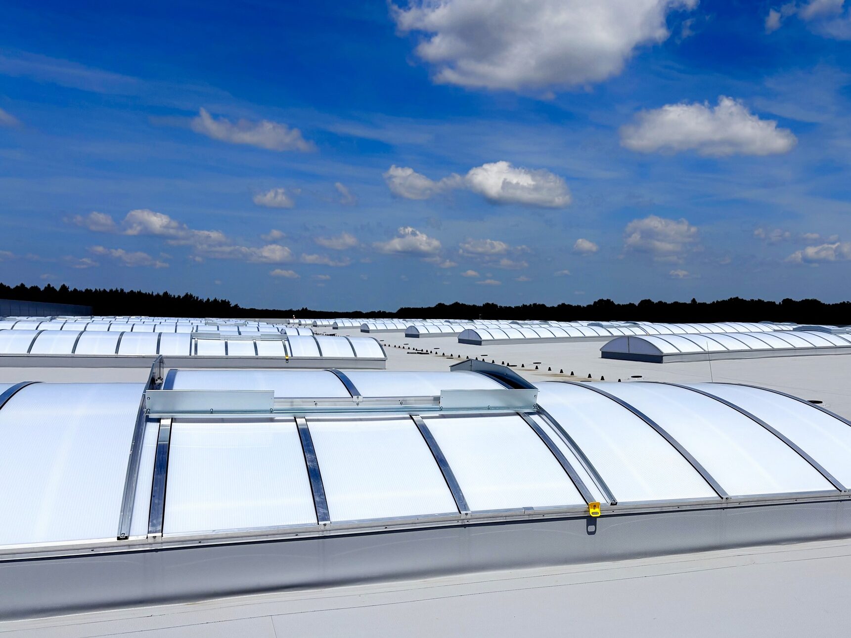 Świetliki dachowe z klapą dymową, posiadające wszystkie niezbędne certyfikaty.